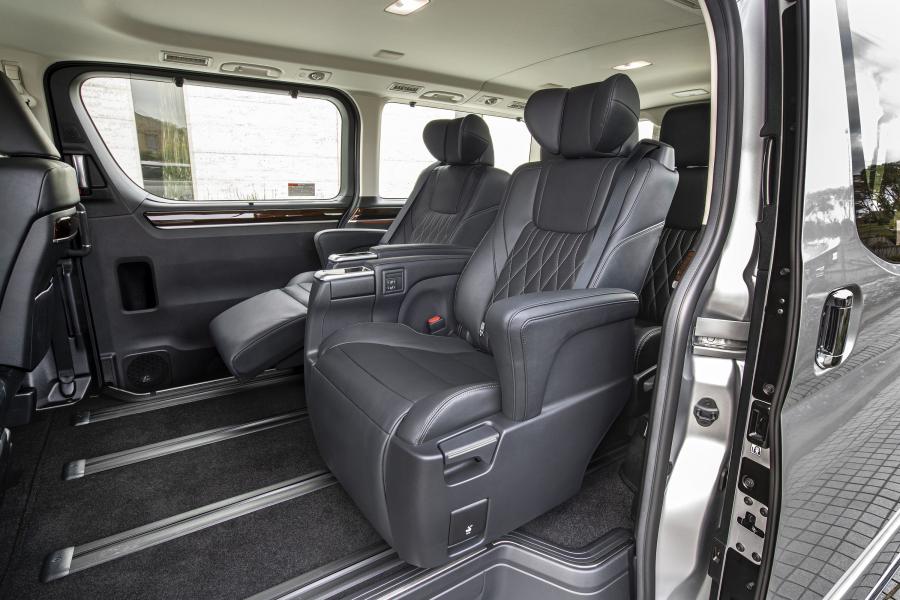 Интерьер Toyota Granvia 2019 года  (фото 18 из 19)